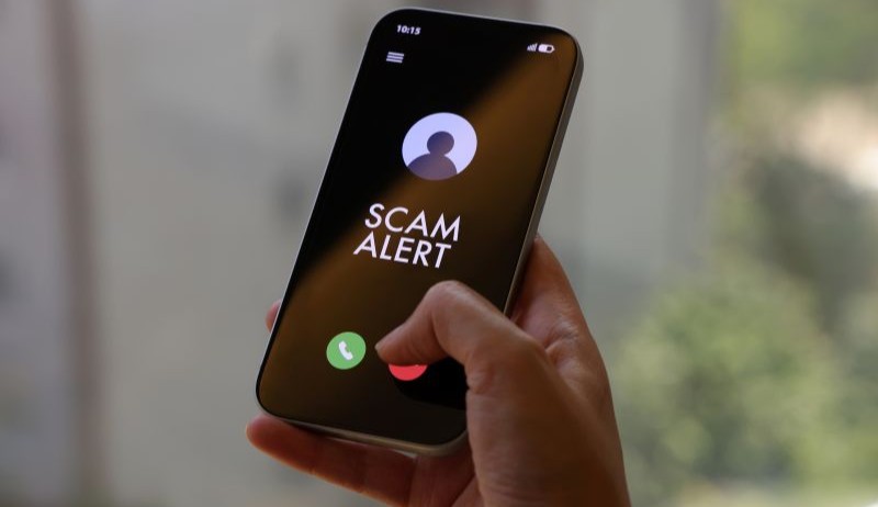 Cellphone screen displaying a scam alert message.