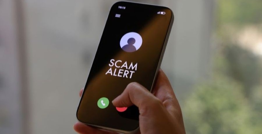 Cellphone screen displaying a scam alert message.